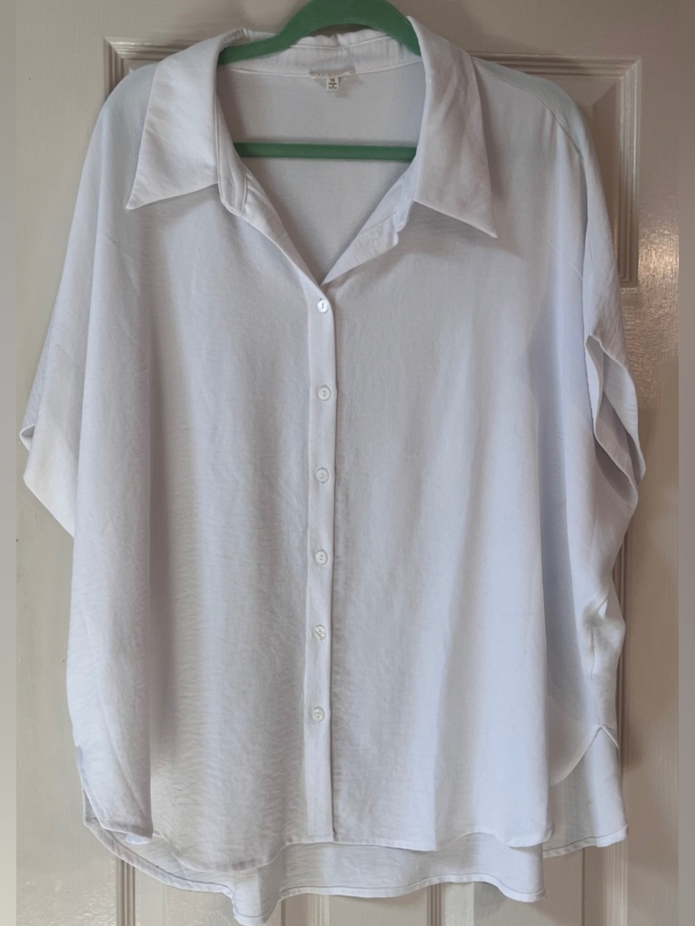 JODIFL White Button-Front Oversized Collared Blouse
